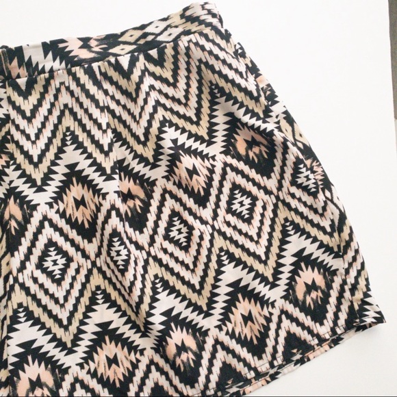 About A Girl Black/Cream/Pink Tribal Aztec Print Pull-On Shorts Size M - Picture 3 of 4